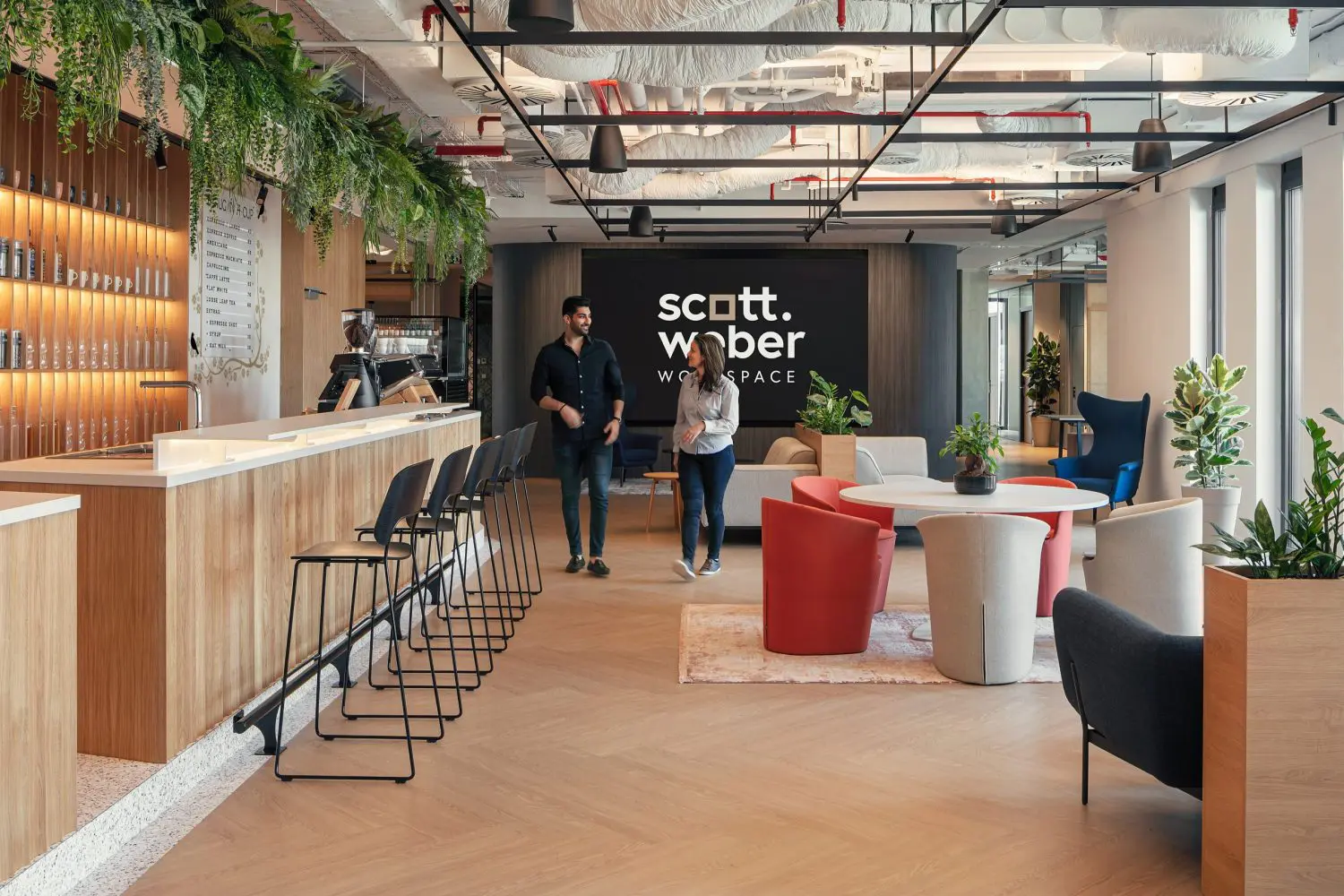 הלובי של משרדי Scott.Weber בפראג עם עמדות ישיבה ובר קפה